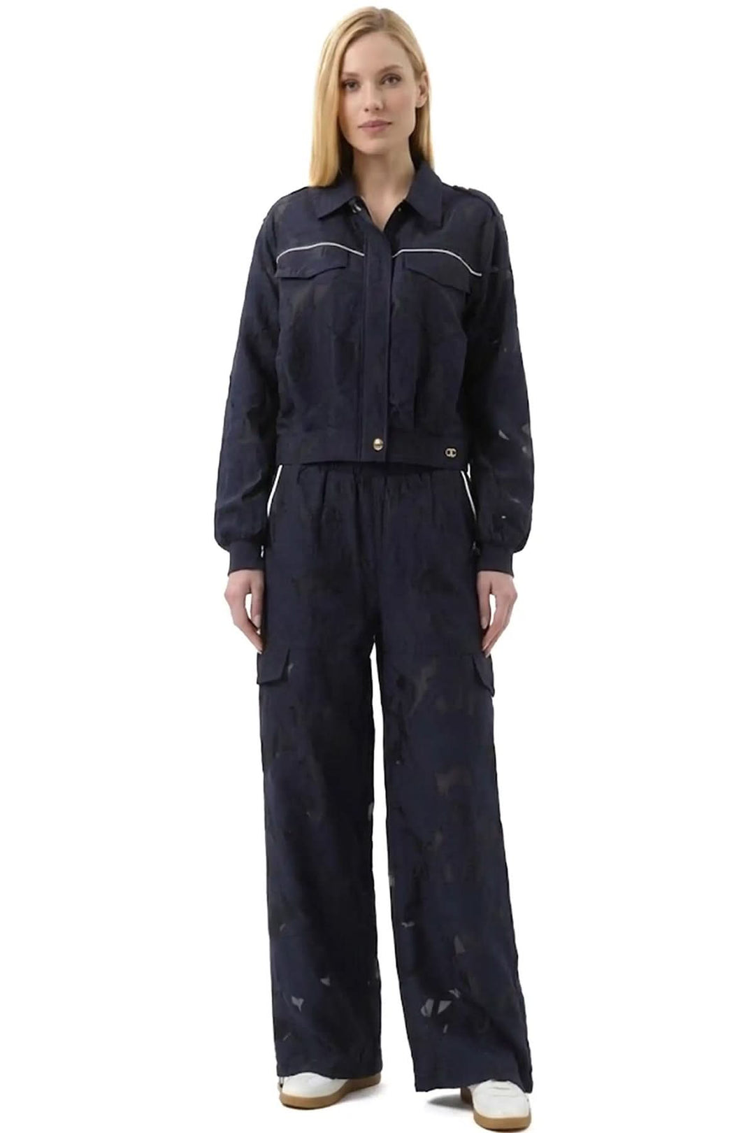 Lightweight textured jacket with pockets