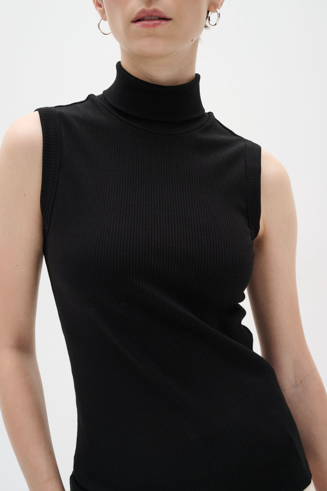 Camisole Dagna noire sans manches à col montant en jersey côtelé, ajustée et élégante.