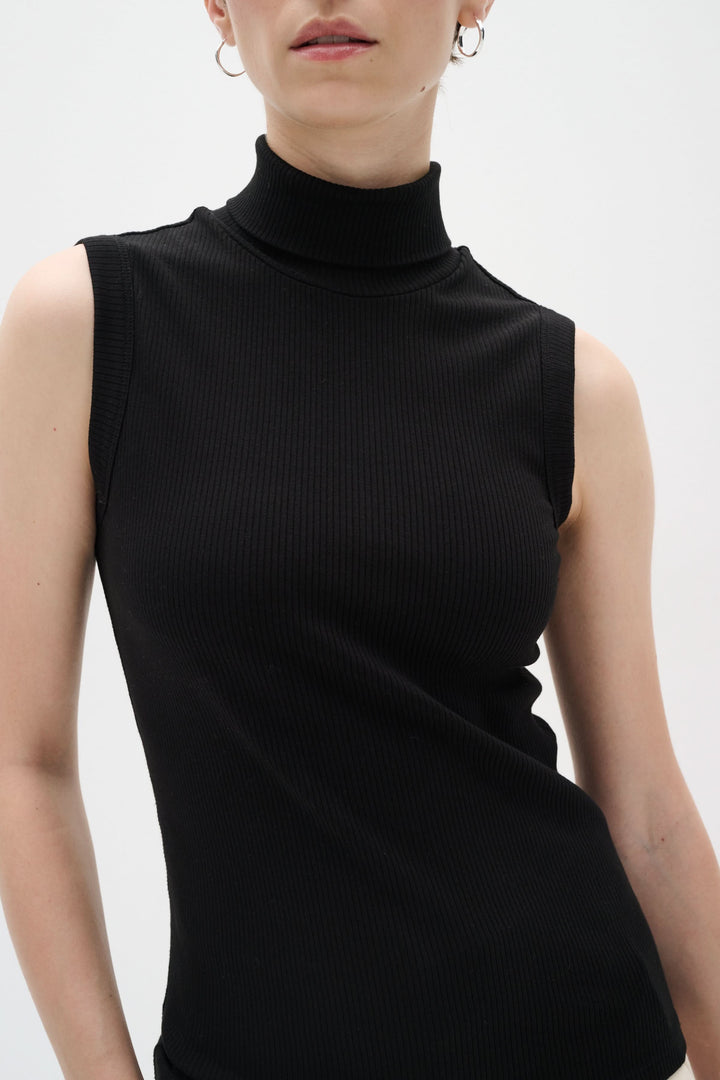 Camisole Dagna noire sans manches à col montant en jersey côtelé, ajustée et élégante.