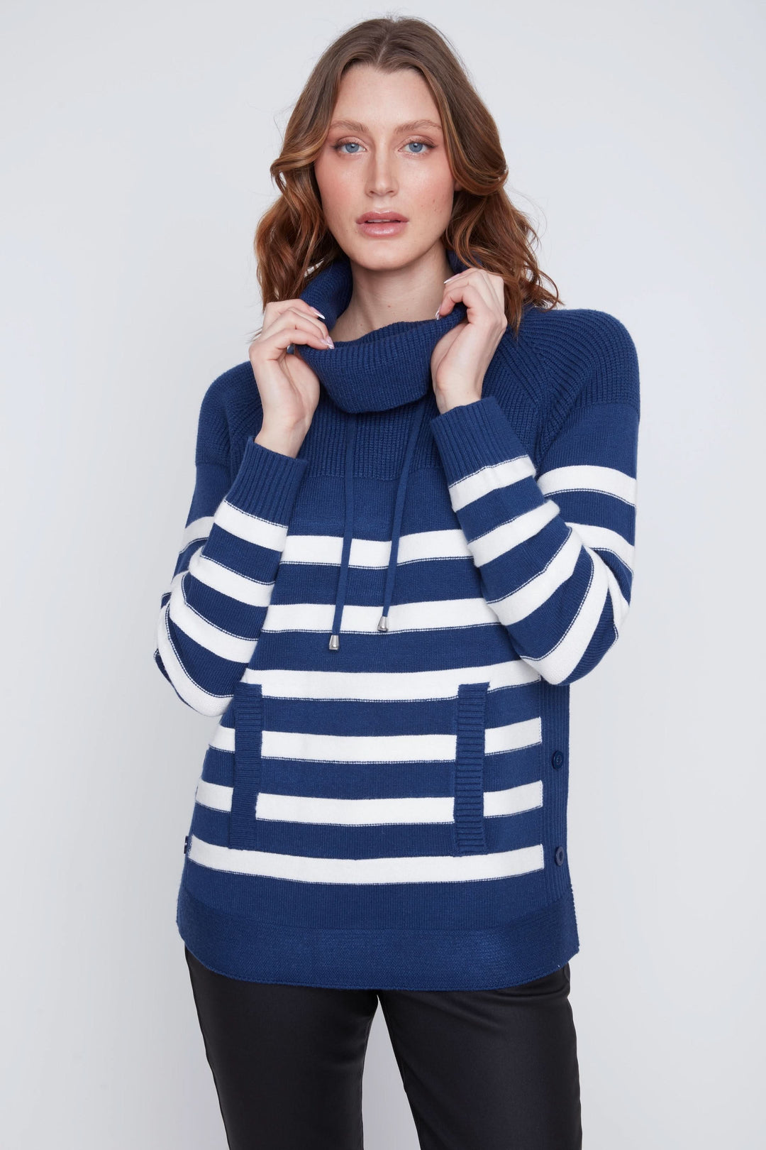 Chandail rayé bleu marine et blanc, col bénitier, manches longues, avec poches avant.