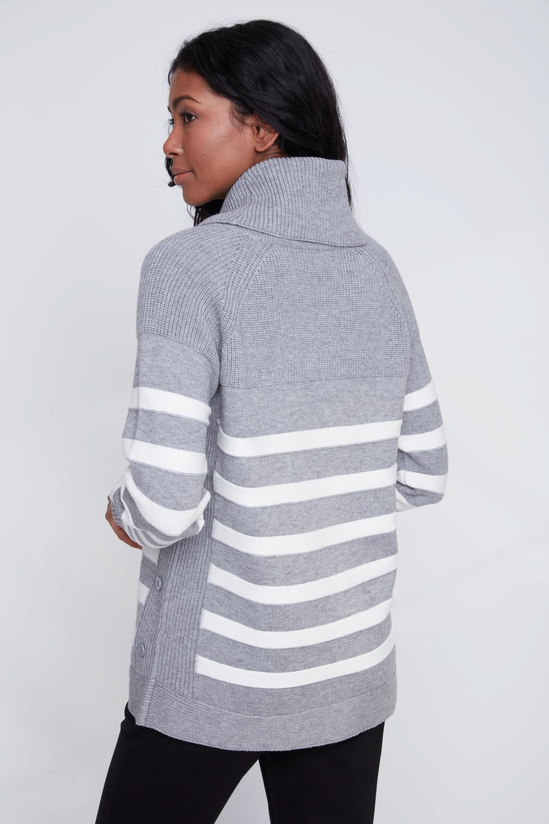 Chandail rayé gris avec col bénitier et motif horizontal, style décontracté élégant.