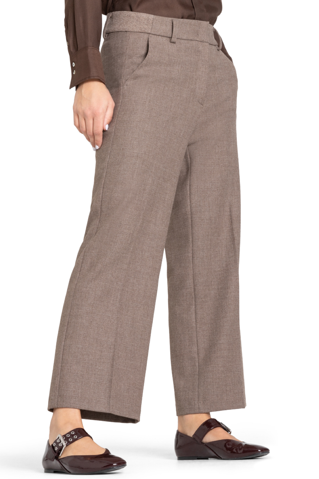 Pantalon droit à jambe large en matière souple, taille haute, porté pour un look élégant et polyvalent.