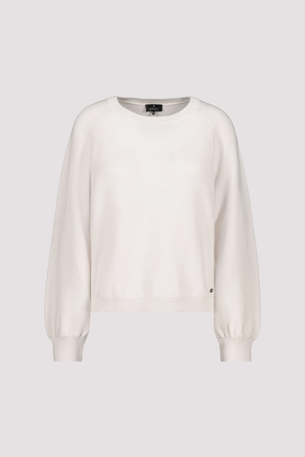 Chandail en coton tricoté blanc avec manches longues bouffantes, coupe droite, encolure ronde, style élégant et décontracté.