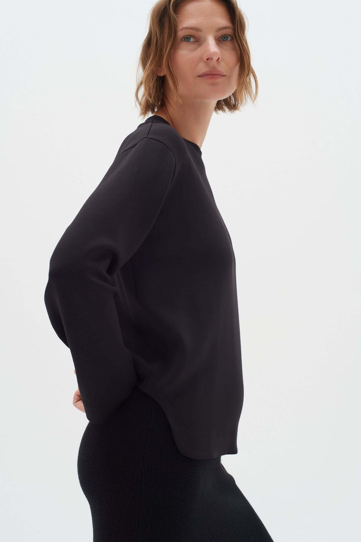 Chandail Gincent minimaliste noir à manches longues avec col bateau, coupe droite élégante et confortable.