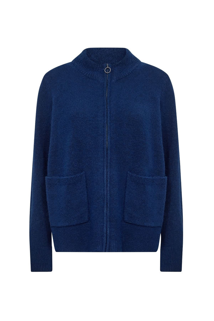 Cardigan zippé en maille douce, col montant et poches plaquées, coloris bleu pour une tenue confortable et moderne.