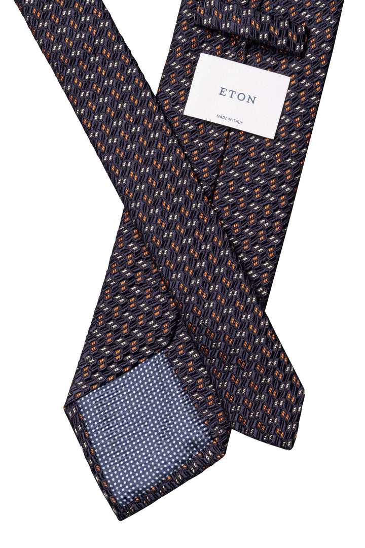 Cravate en soie Eton avec motif géométrique structuré, idéale pour un look professionnel élégant.