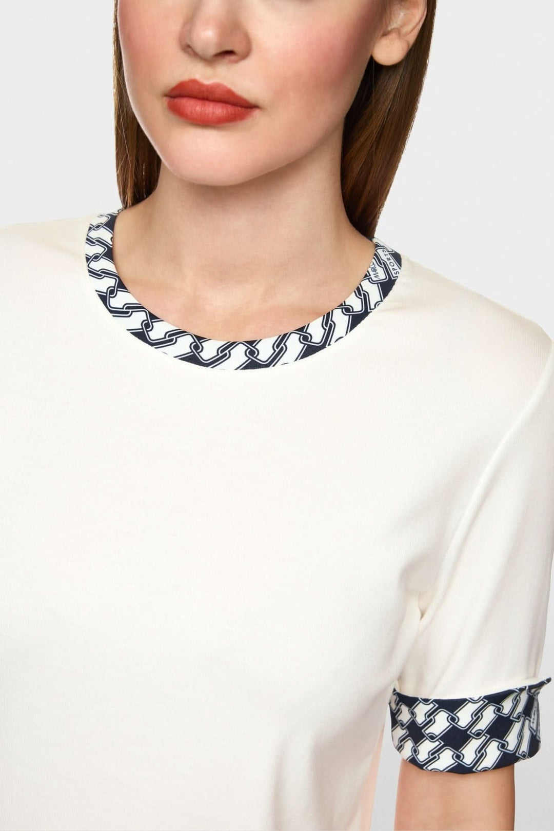 T-shirt en jersey avec encolure ronde à motifs géométriques et manches mi-longues à revers imprimés.