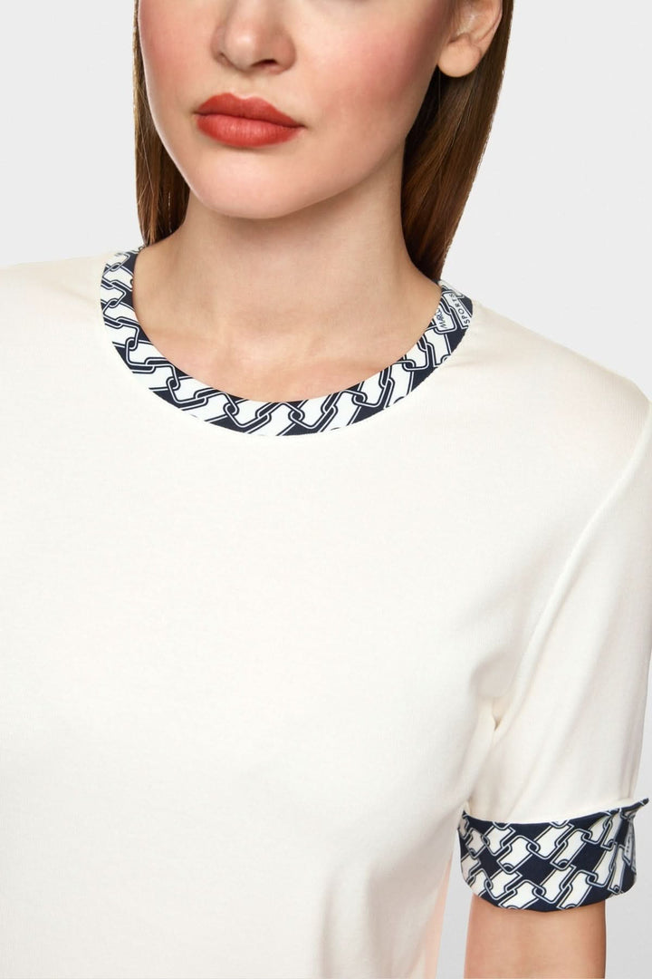 T-shirt en jersey avec encolure ronde à motifs géométriques et manches mi-longues à revers imprimés.