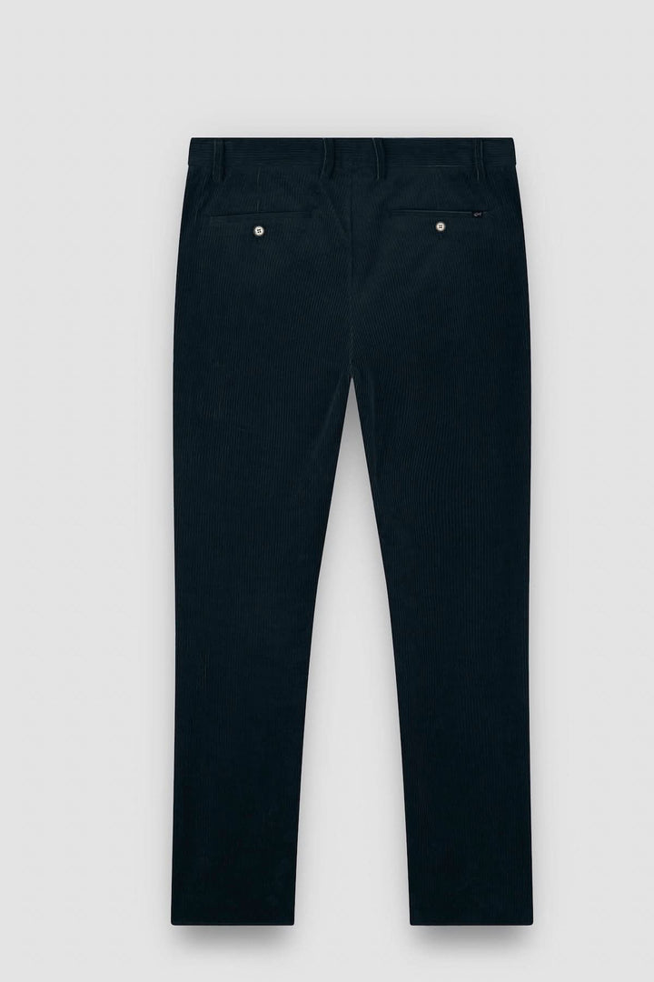 Pantalon en corduroy noir à côtes larges, vue arrière, parfait pour une élégance décontractée en automne.