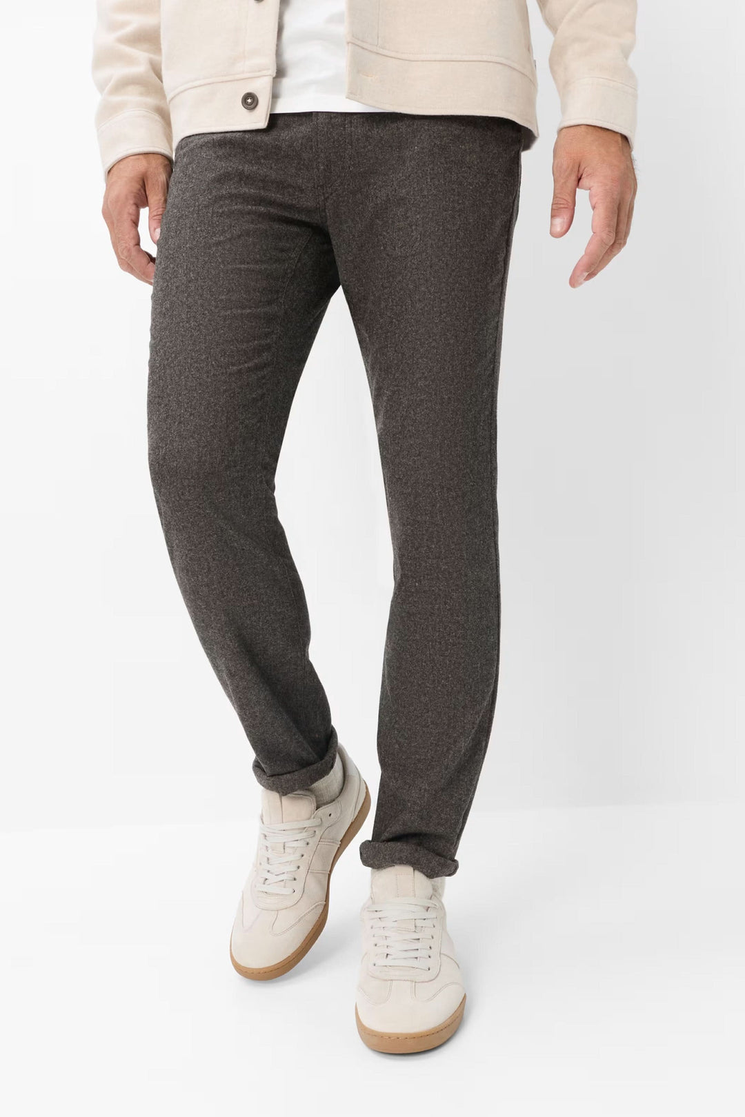 Pantalon à coupe ajustée Chuck vue de face pour homme Brax