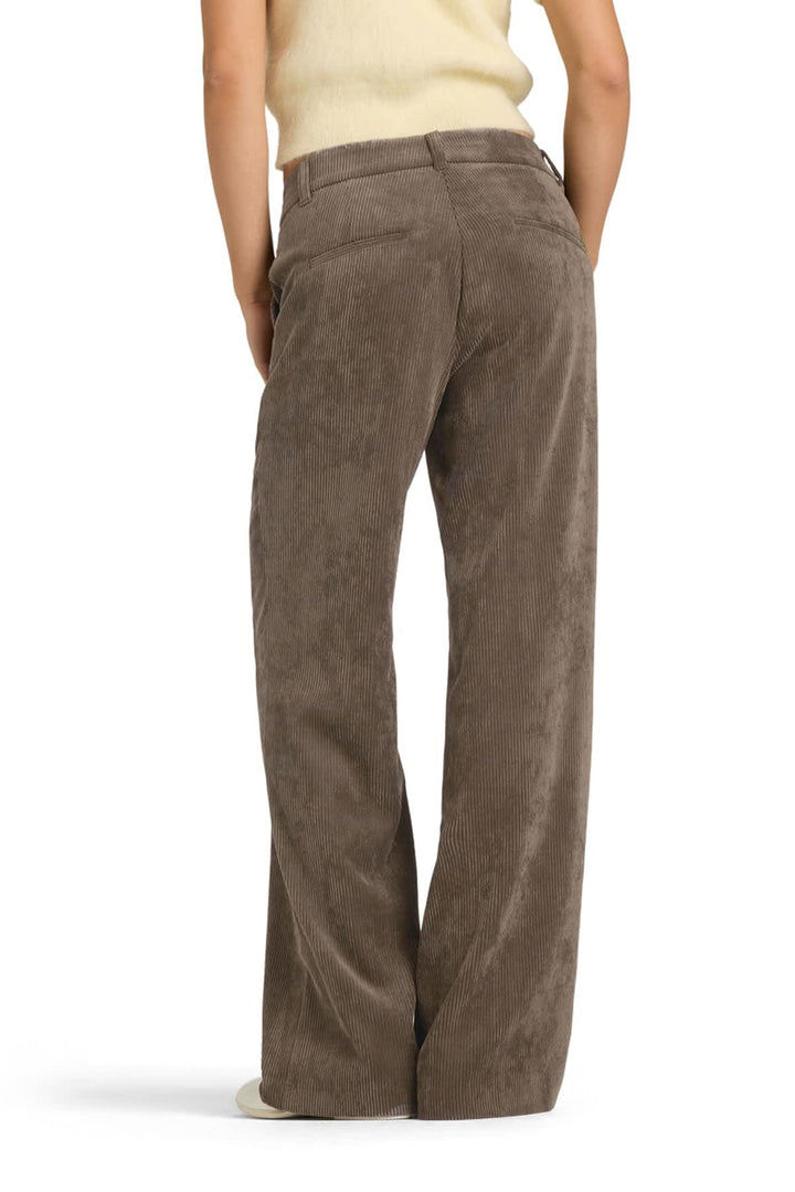 Pantalon à jambe large en velours côtelé vue de face pour femme Cambio