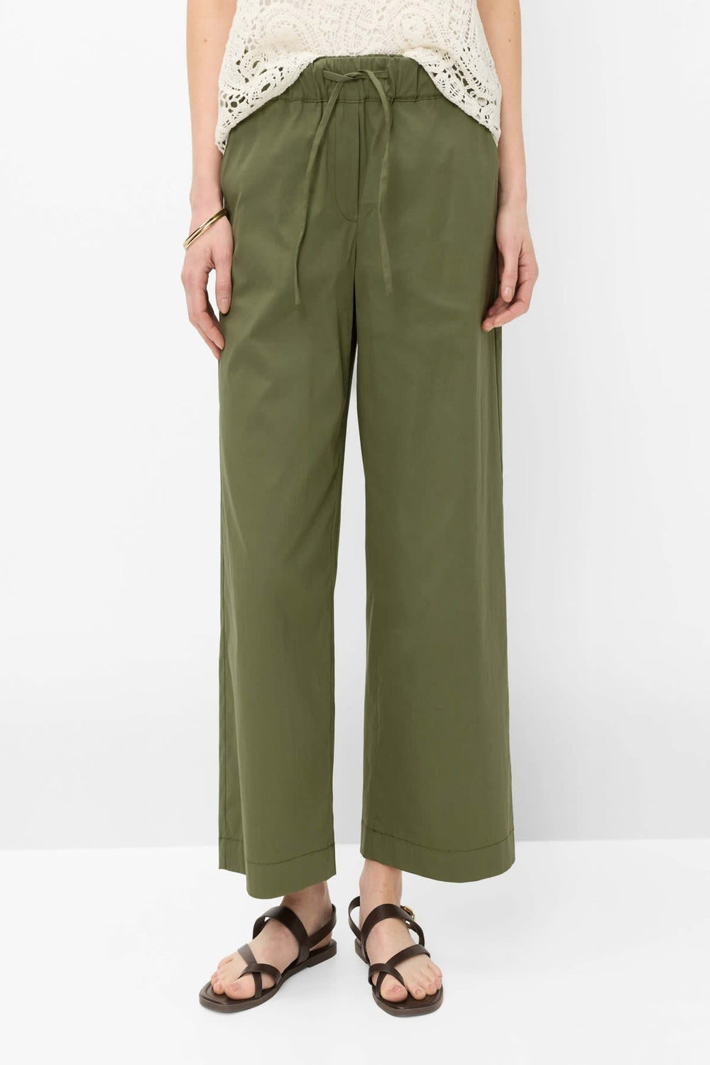 Side view of Brax women's beige loose-fit chino pants with an elastic waistband - Valérie Simon
