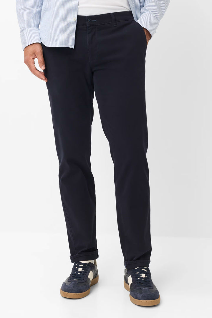 Pantalon chino Fabio à coupe droite vue de face pour homme Brax