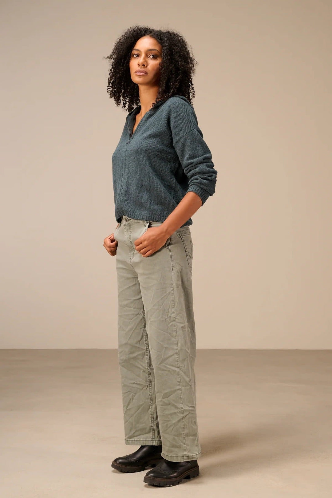 Pantalon chino à jambe large vue de face pour femme Nile