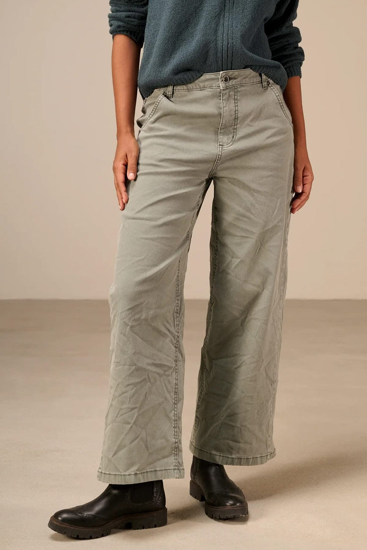 Pantalon chino à jambe large beige vue de face pour femme Nile