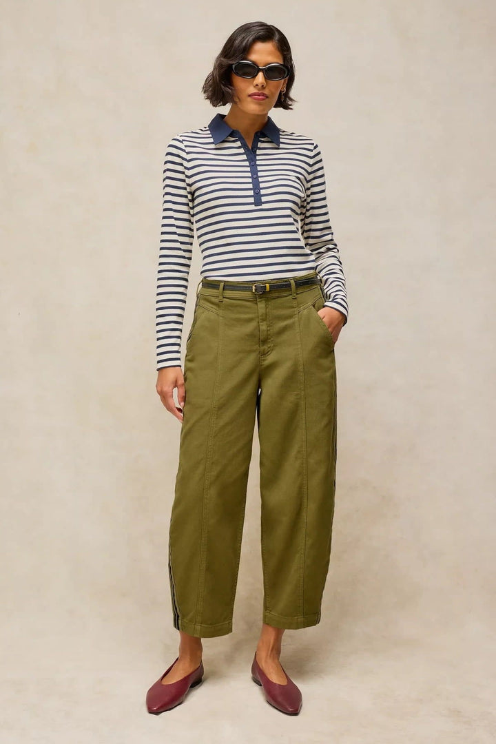 Pantalon chino Adeline à jambe large avec bandes latérales vue de face pour femme White Stuff