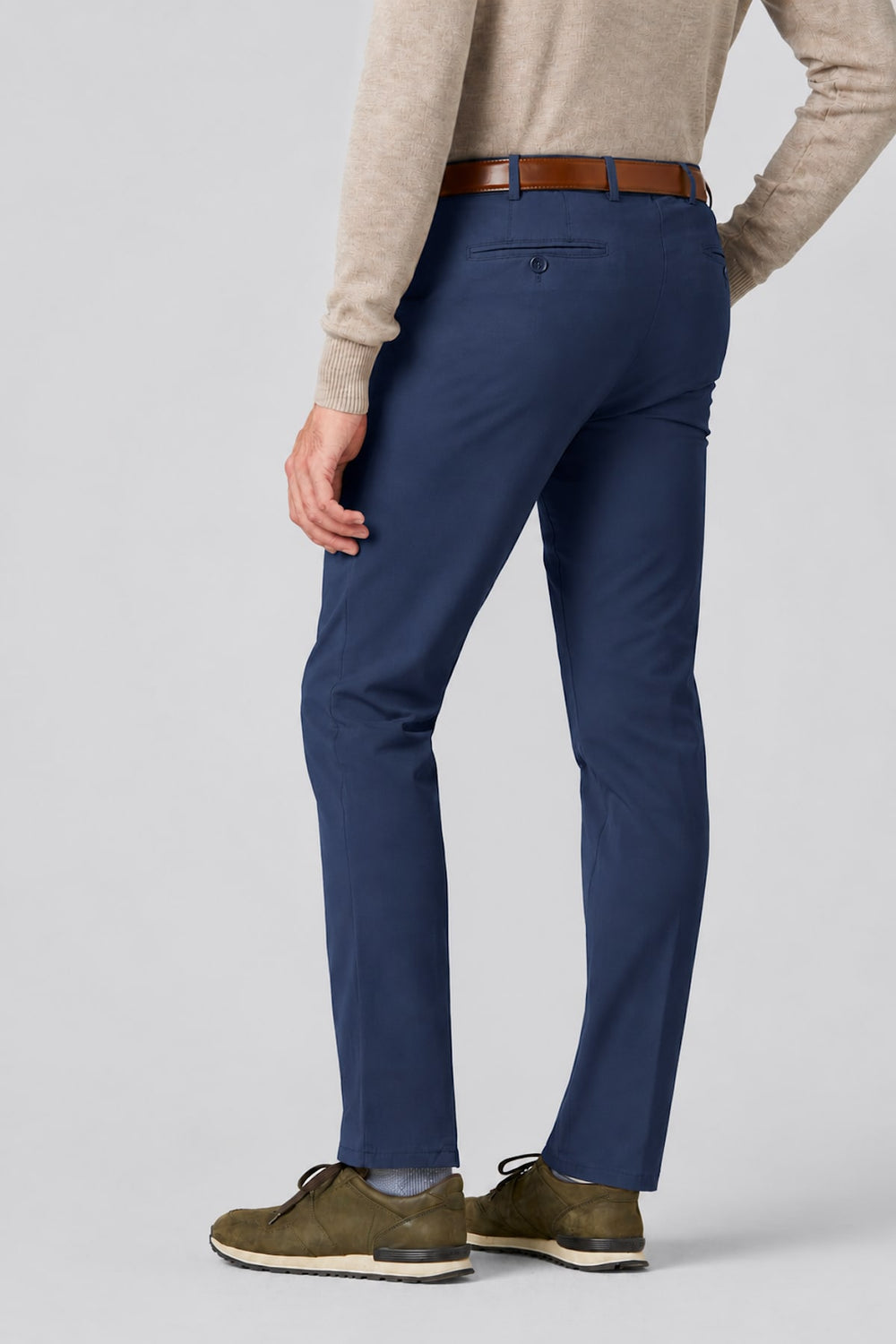 Side view of the Meyer beige slim-fit chino pants with slanted pockets for men - Valérie Simon