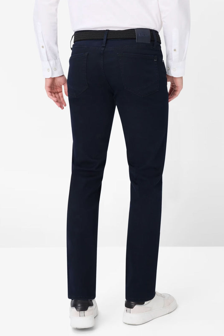 Pantalon chino à coupe ajustée vue de face pour homme Brax