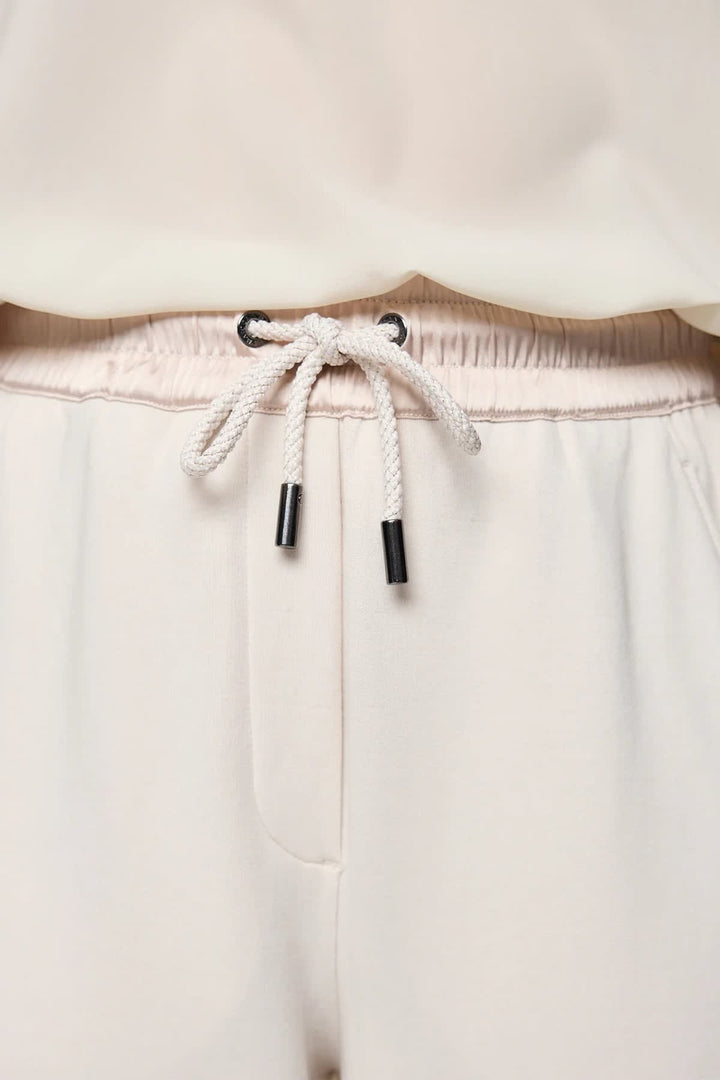 Pantalon détente à bandes satinées noir, vue de face, détails larges - Marc Cain pour femme - Valérie Simon