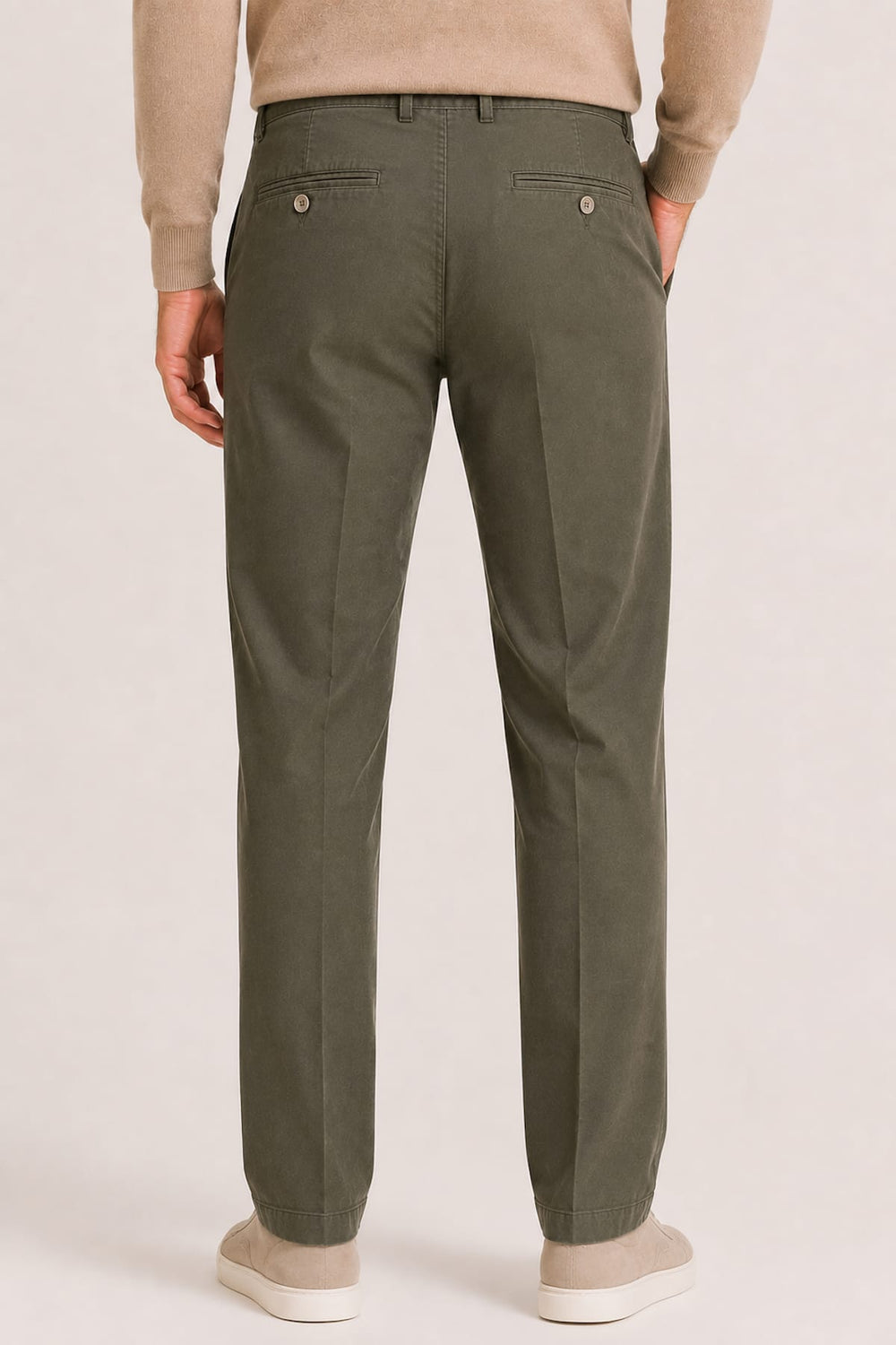 Vue de face pantalon chino Meyer homme en coton bio texturé beige avec ceinture visible - Valérie Simon