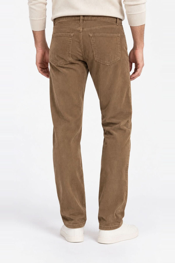 Pantalon en velours côtelé vue de face pour homme Brax