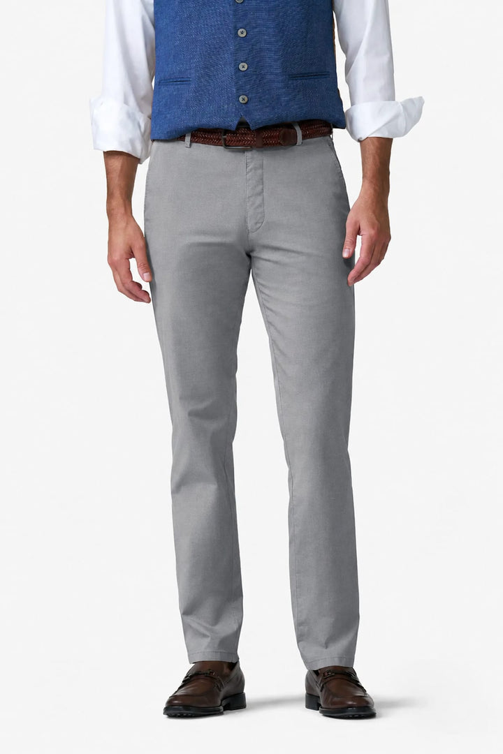 Vue de côté pantalon habillé Meyer pour homme gris avec ceinture contrastante - Valérie Simon