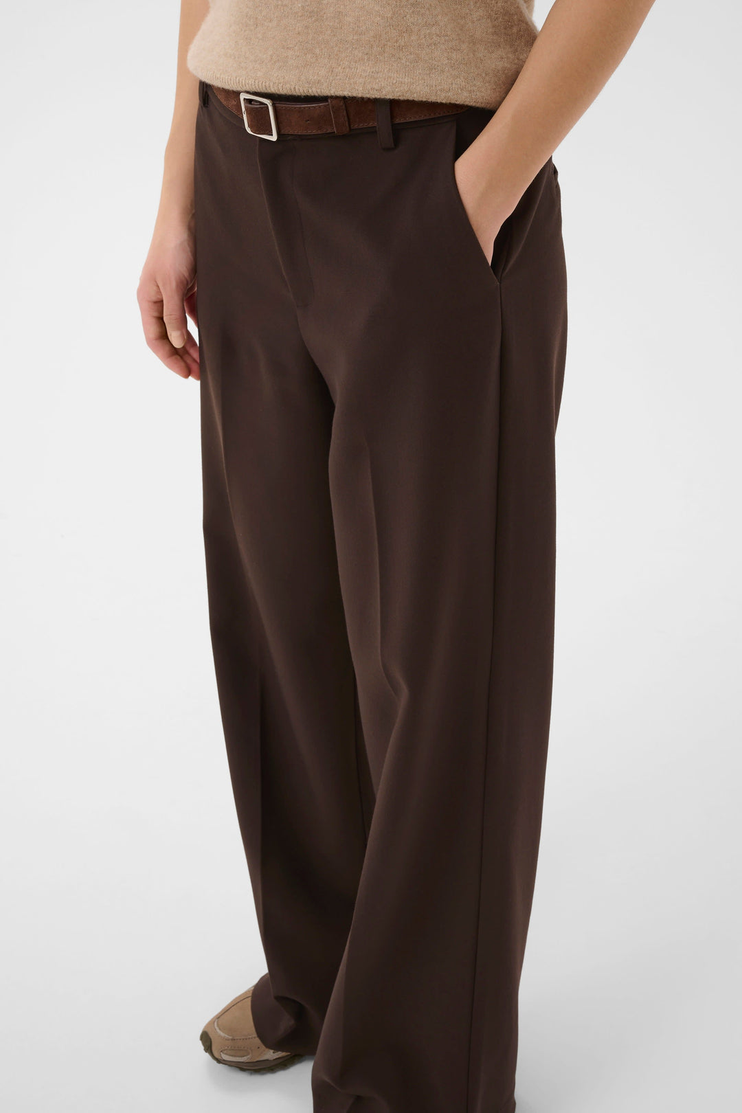 Pantalon habillé Ninnesa à jambe large vue de face pour femme Part Two