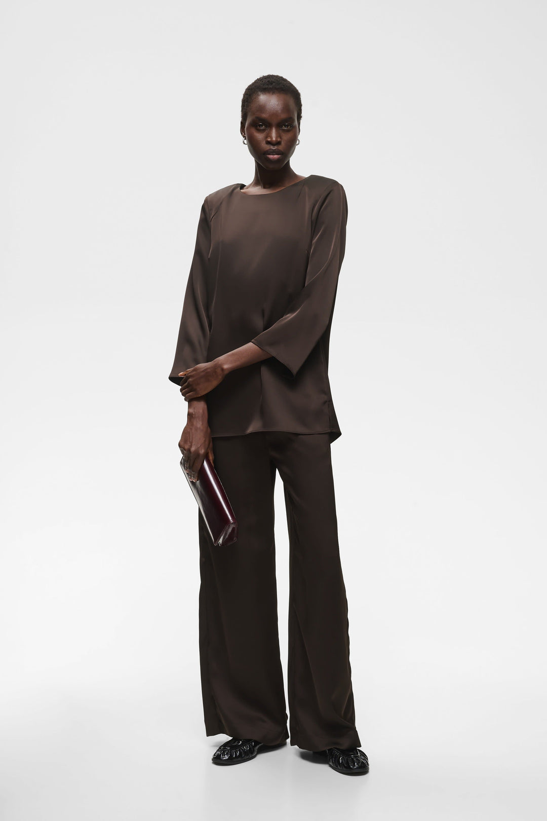 Pantalon habillé olive satiné à jambe large vue de face pour femme Inwear