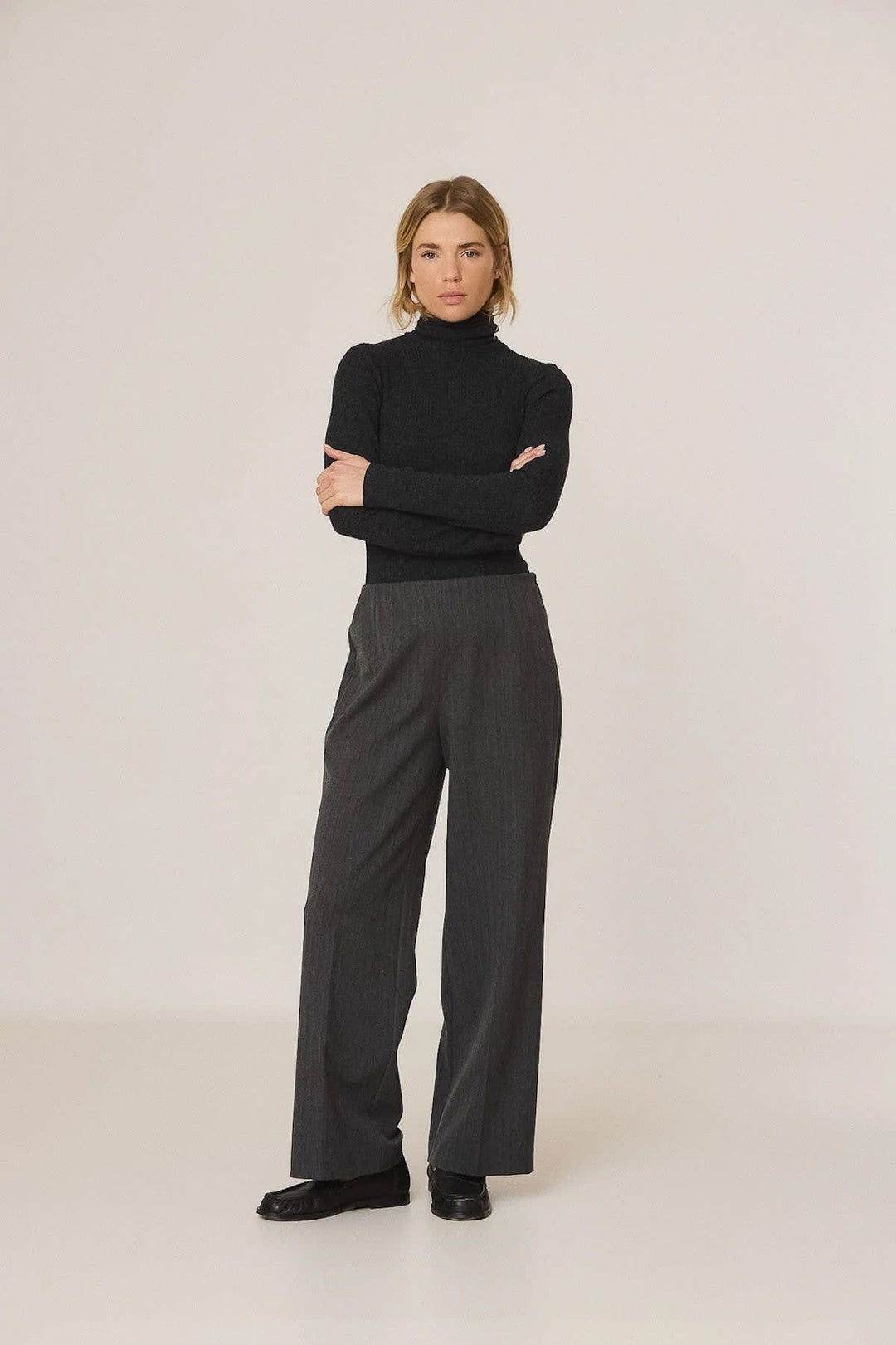 Pantalon habillé Sam à jambes larges vue de face pour femme Indi &amp; cold