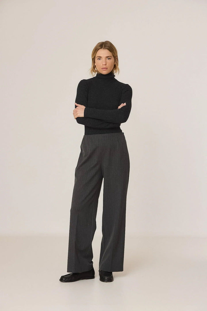Pantalon habillé Sam à jambes larges vue de face pour femme Indi &amp; cold