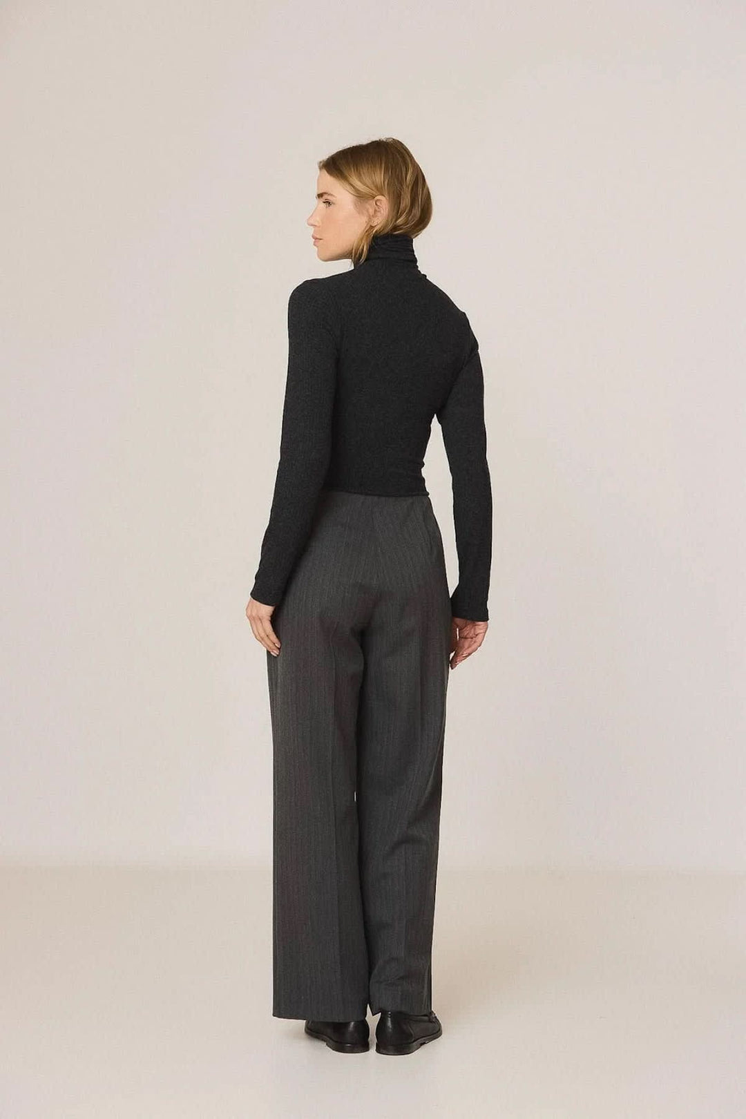 Pantalon habillé Sam à jambes larges vue de face pour femme Indi &amp; cold