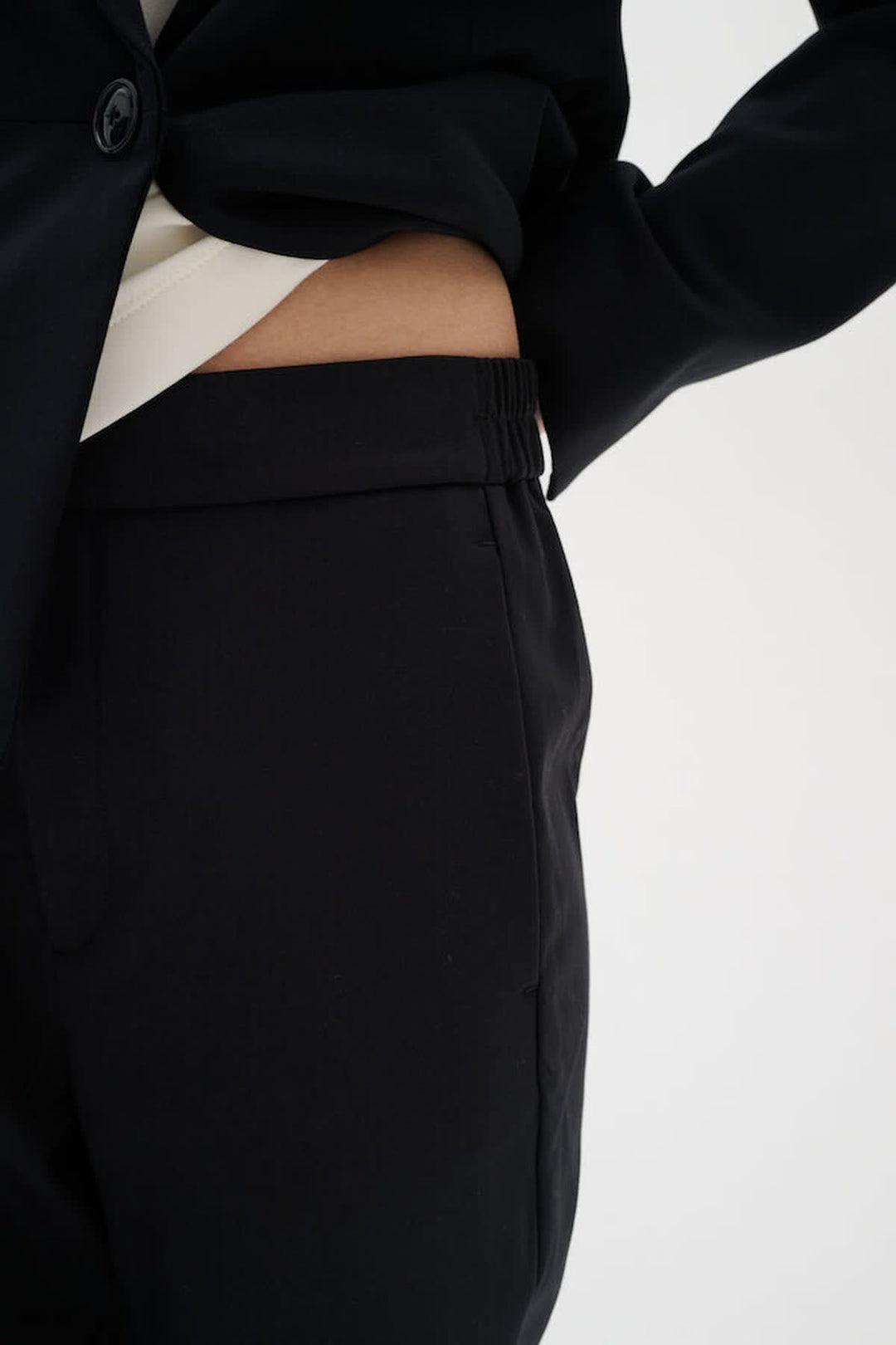 Vue de côté pantalon habillé Zella noir avec poches Inwear pour femme - Valérie Simon