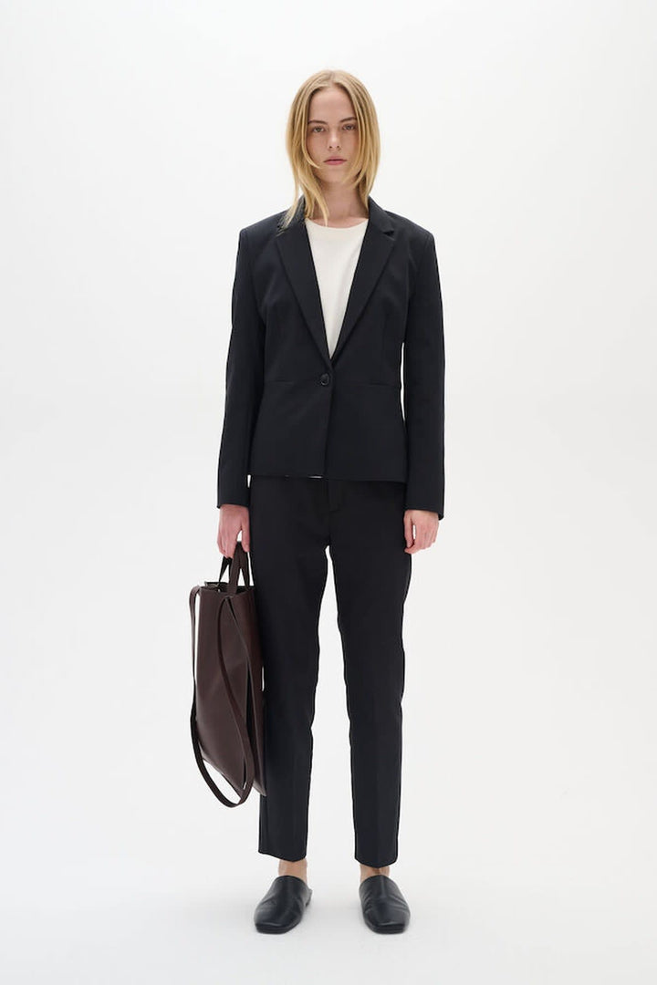 Vue de côté pantalon habillé Zella pour femme noir avec plis et poches Inwear - Valérie Simon