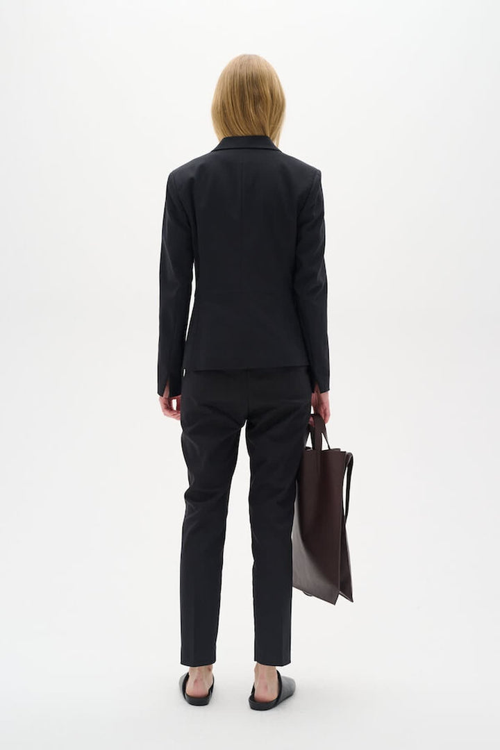Vue de côté pantalon habillé Zella Inwear pour femme noir - Valérie Simon