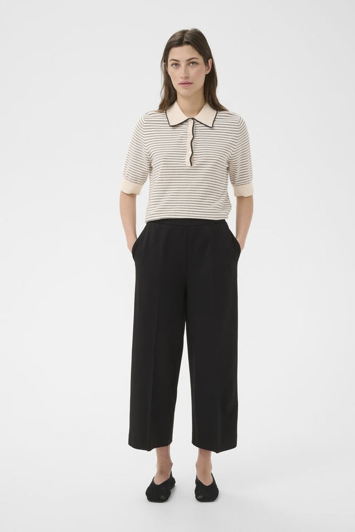 Vue portée pantalon jambe large Conchita Part Two noir à plis avant - Valérie Simon