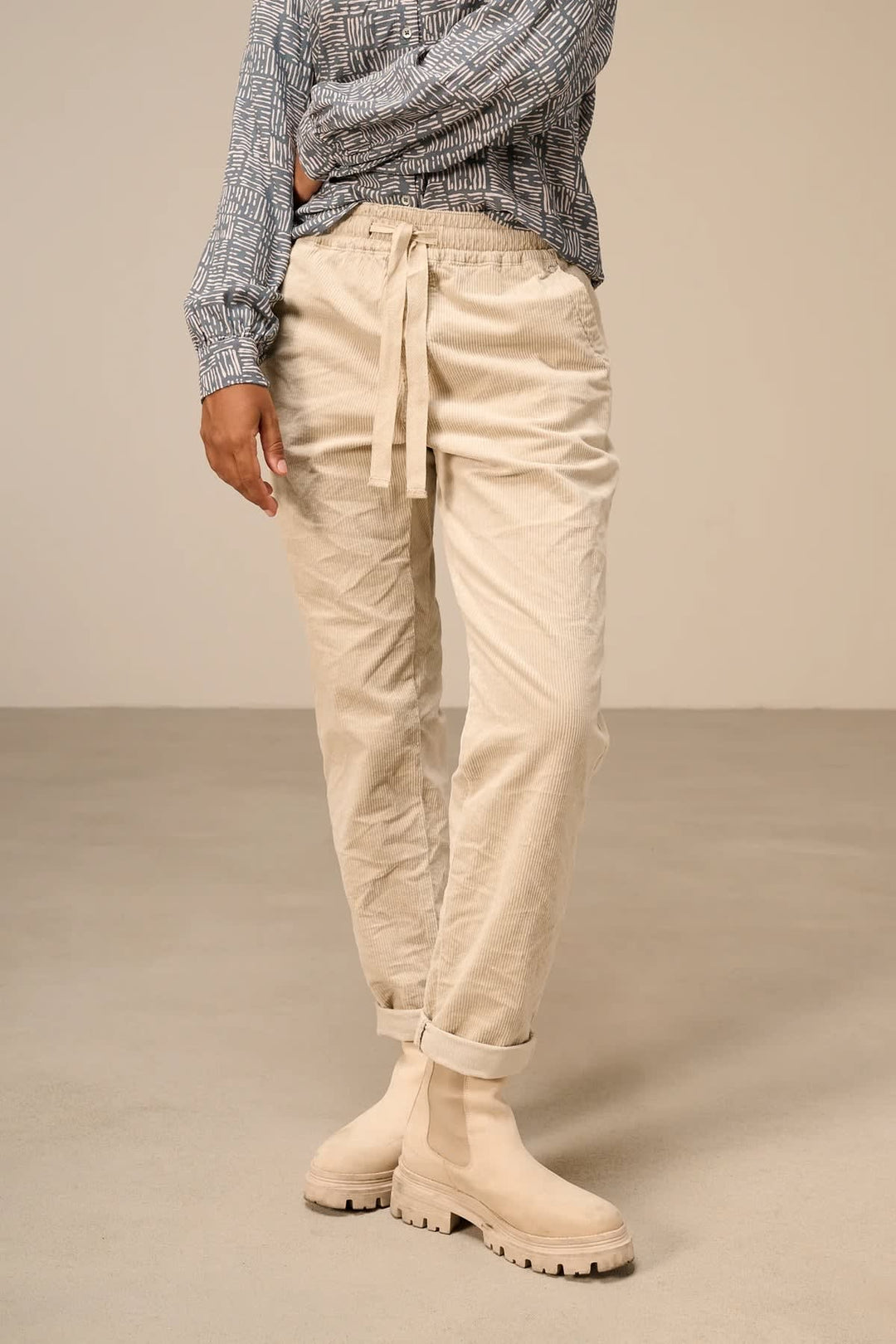 Pantalon jogging en velours côtelé vue de face pour femme Nile