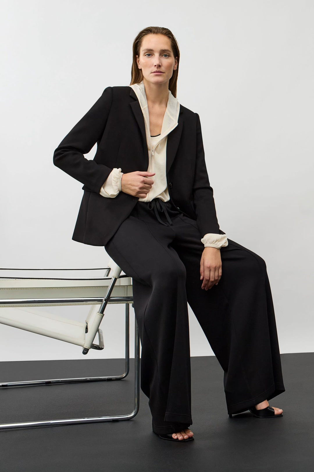 Vue de côté pantalon large gris avec taille élastique Oui pour femme - Valérie Simon