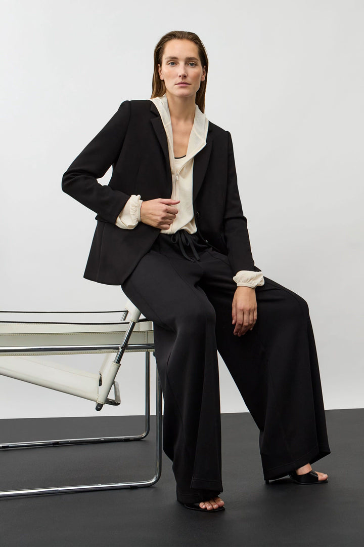 Vue de côté pantalon large gris avec taille élastique Oui pour femme - Valérie Simon