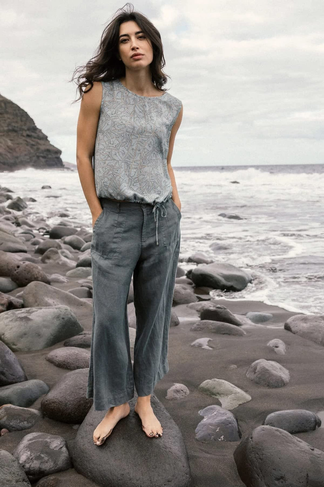 Styling: Beige wide-leg linen pants with a tied waistband by Nile for women - Valérie Simon