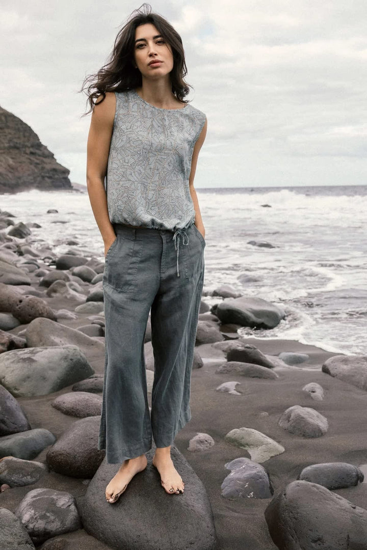 Styling: Beige wide-leg linen pants with a tied waistband by Nile for women - Valérie Simon