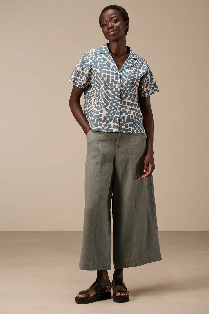 Side view of the Nile wide-leg beige linen pants for women, with exposed stitching detail - Valérie Simon