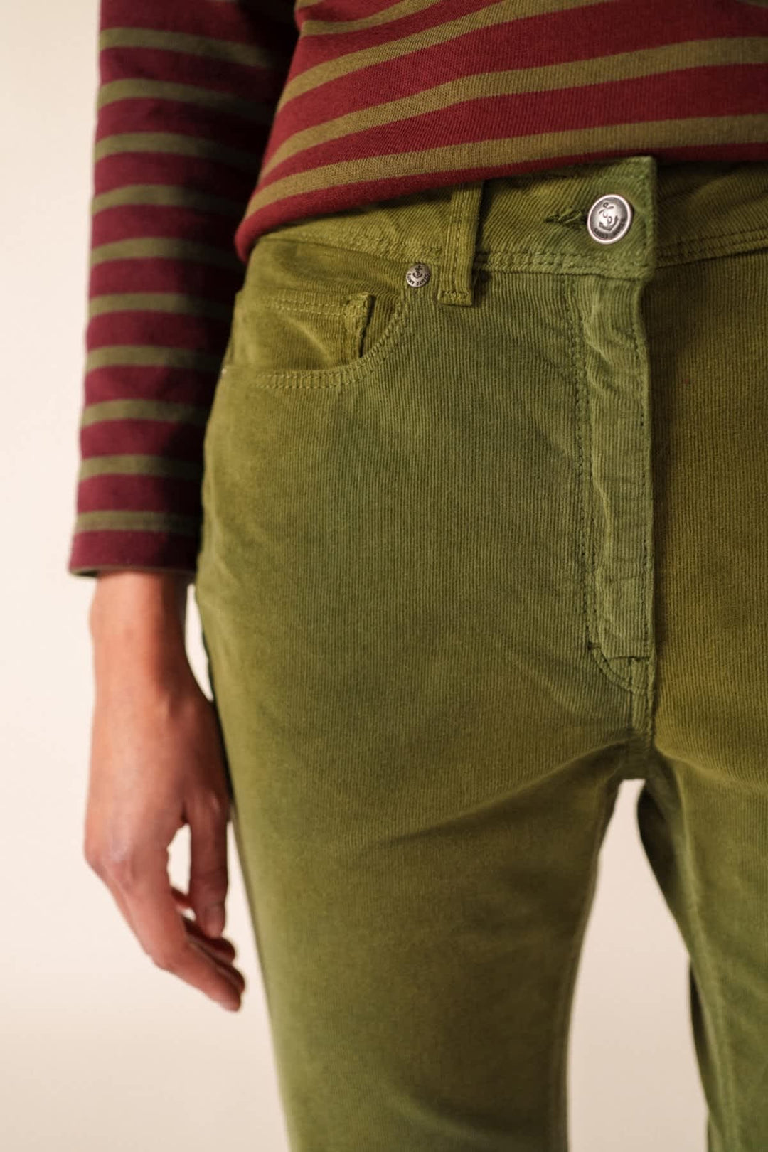 Vue de face pantalon velours Saint James pour femme beige à côtes fines - Valérie Simon