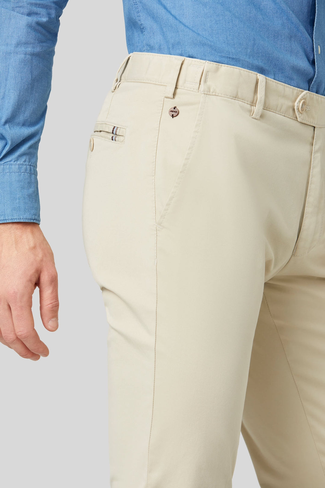 Vue de côté pantalon chino Oslo extensible Meyer pour homme beige avec ceinture tissée brune - Valérie Simon