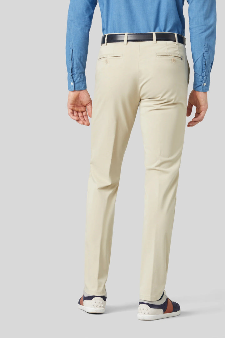 Vue de côté pantalon Oslo Meyer pour homme marron clair avec ceinture visible - Valérie Simon