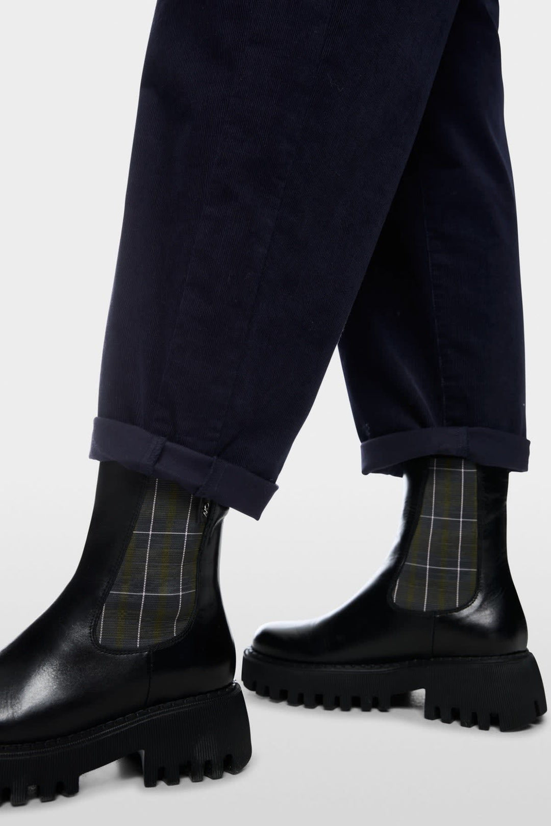 Pantalon RUMA en velours côtelé à coupe décontractée vue de face pour femme Marc Cain