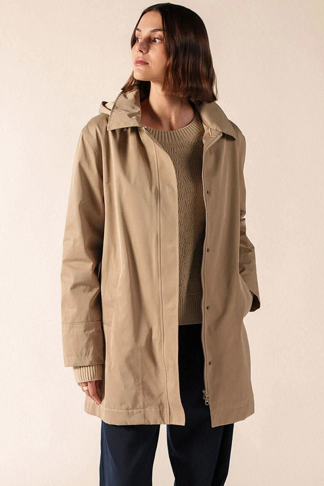Parka imperméable STE SOPHIA à capuche amovible vue de face pour femme Saint James