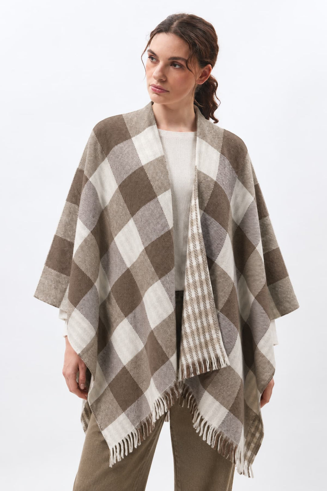 Poncho à carreaux avec franges Megumi vue de face pour femme Humility