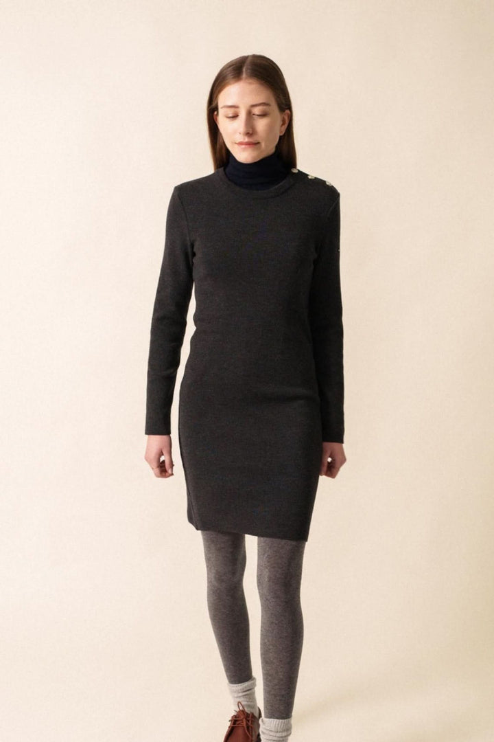 Robe Grande Maree U en maille fine, ajustée, col rond, portée avec collants et bottines pour un look chic automnal.