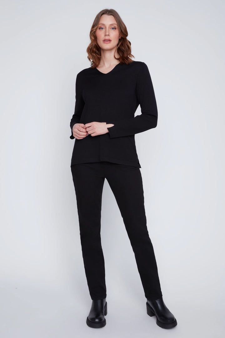 Chandail col V noir à manches longues avec pantalon noir, look chic et minimaliste.
