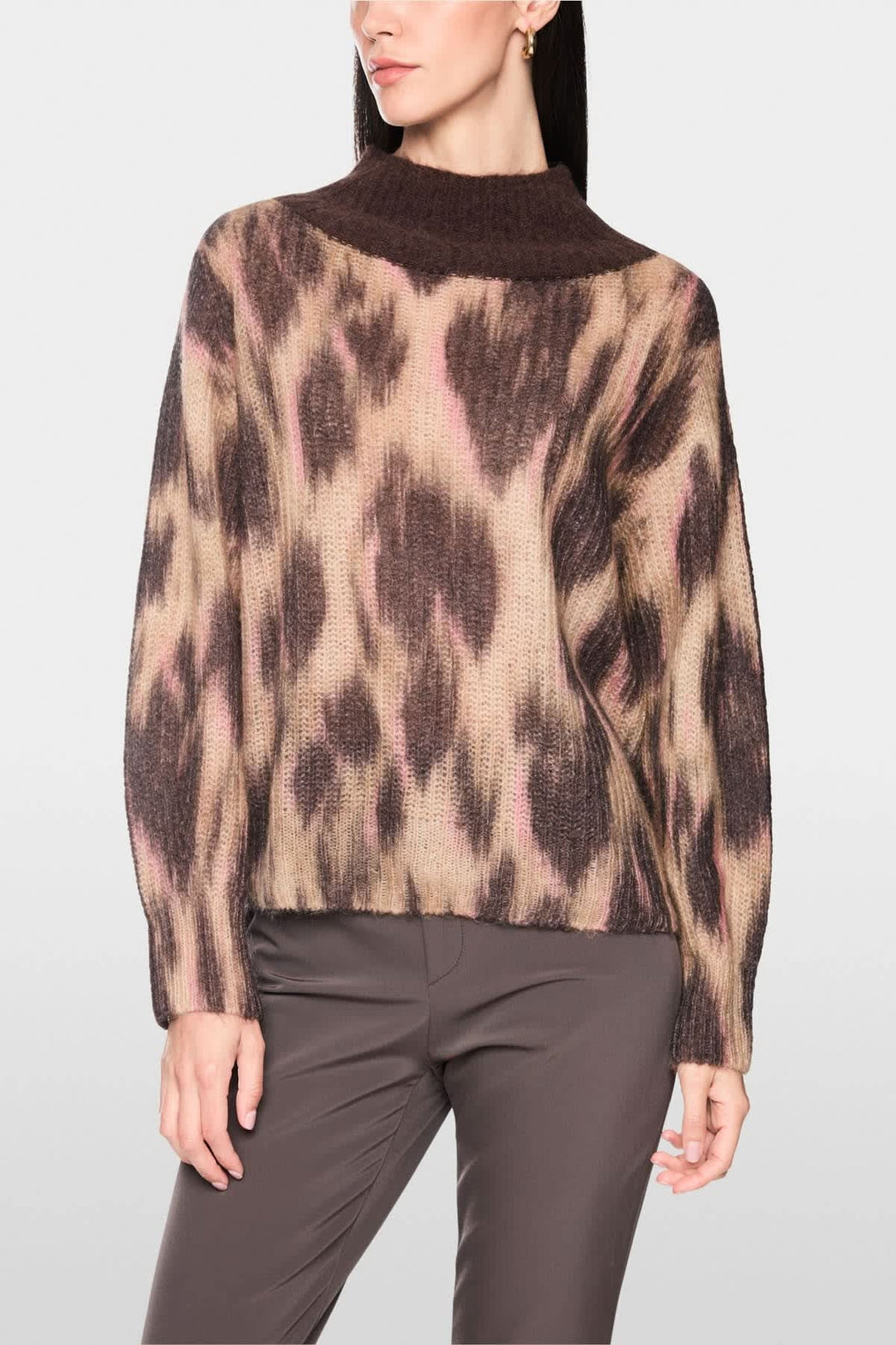 Pull à col montant léopard marron et noir vue de face pour femme Marc Cain